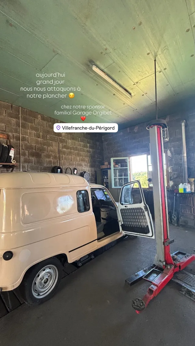 Jojo de profil, au garage, pour la rénovation de son plancher